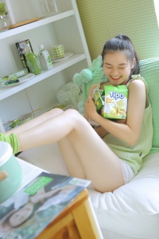 一下子就弄在了小狗身上